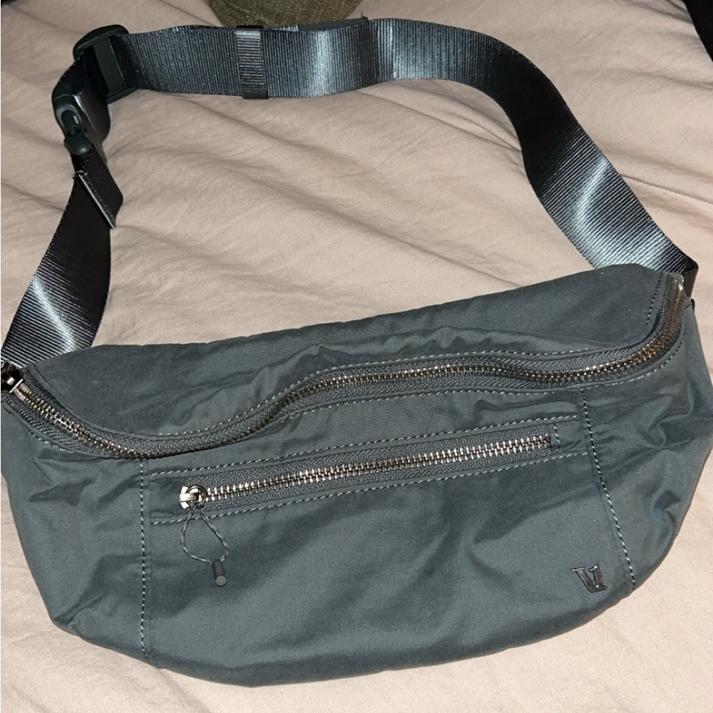 NWOT Vuori sling bag / belt bag